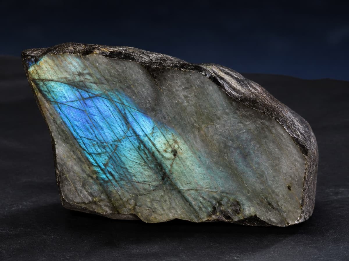 Labradorite: fotografia illustrativa associata alla scheda